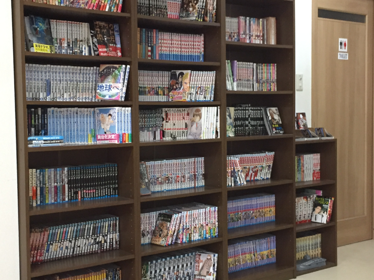 当院内の本棚、漫画が並べる
